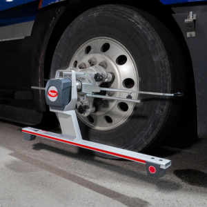 STDA92 No Run-Out clamp on a semi truck wheel—truck wheel aligner skips rolling compensation for faster setup.